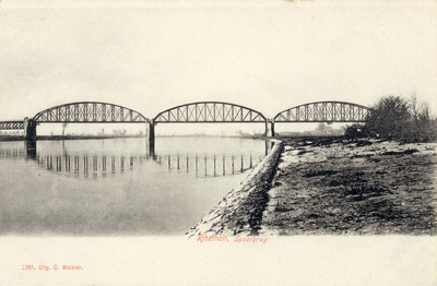 11910 Gezicht op de spoorbrug over de Rijn te Rhenen.